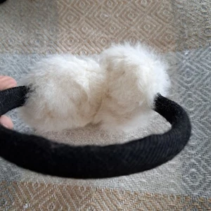 Orejeras de piel de alpaca ribete negro ajustable térmico - Imagen 1 de 3