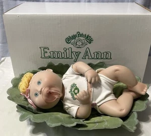 Danbury neuwertige Kohlaufnäher Kind ""Emily Ann"" Puppe komplett in Original Box mit Zertifikat NEU - Bild 1 von 22