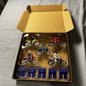 Supercross, Authentic 5-Pack of 1:24 Scale Die-Cast Motorcycles with Rider...  - Bild 1 von 18