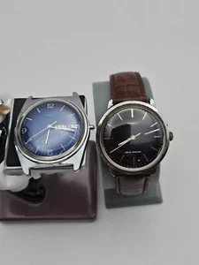 Coppia di Timex Vintage Meccanici Carica Quadrante Blu e Marrone Data Giorno Tono Argento - Foto 1 di 7