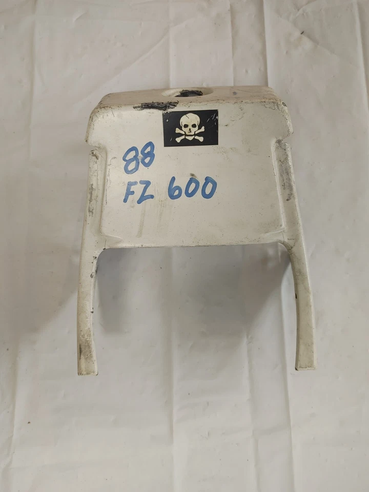 Cubierta de guardabarros trasero Yamaha FZ600 1988 46X-Y2165-10-5X Foto 1 de 4