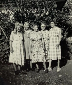 Fotografia Cinque donne in piedi nel cortile vicino all'albero in bianco e nero 3 x 4,25 - Foto 1 di 3
