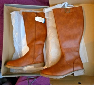 Time and True – NEU Damen Gr. 11 W hellbraun niedriger Absatz Memory Foam Stiefel (WWTT42FM027) - Bild 1 von 16