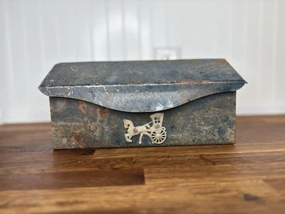 Buzón de correo de metal negro vintage años 60 caballo y buggy montaje en pared oxidado en mal estado Foto 1 de 4