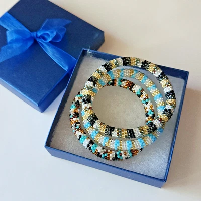 Conjunto Boho Festival: 3 Pulseras Multicolor Semilla Cuentas - Negro, Turquesa y Dorado Foto 1 de 3