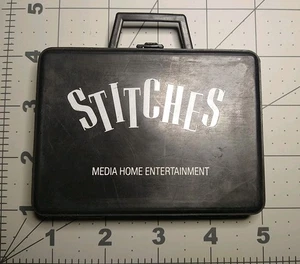 Kit da cucire promozionale Stitches Film - Foto 1 di 8