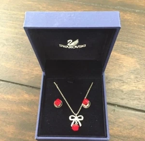 Swarovski Signed Red Crystal Cube Present & Bow Necklace & Earring Set NIB - Bild 1 von 2