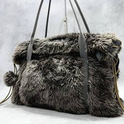 Bolso de Mano Diesel Archive de Piel en Gris con Logo de Metal y Acabado de Felpa Suave Foto 1 de 4