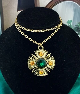 Collar medallón largo colgante vintage cruz maltesa verde ámbar estrás usado en excelente estado - Imagen 1 de 6