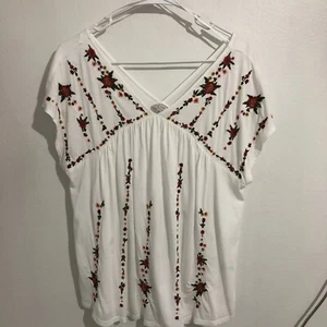 Lucky Brand besticktes Top-Shirt aus weißer Baumwolle M Blumenmuster Boho Bauern - Bild 1 von 10