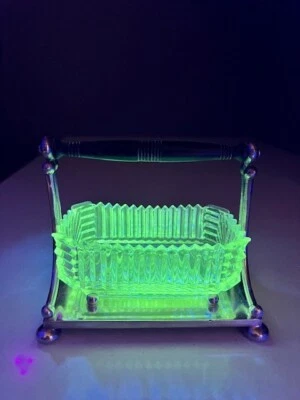 Antiguo plato para servir plateado con inserto de vidrio de Phillip Ashberry & Sons Foto 1 de 4