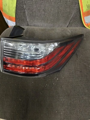 2011-2017 LEXUS CT200H RIGHT PASSENGER TAIL LIGHT GENUINE OEM 532 - Image 1 of 4