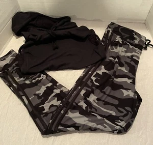 LOT OF 2 WOMEN'S JUNIOR'S SIZE MEDIUM BLACK TOP & BLACK CAMO JOGGER LEGGING EUC - Picture 1 of 9