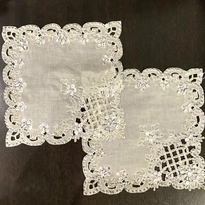 2 x PLACEMATS / CENTREPIECES 30cm - Sheer Grey w/ Silver Sequins & Cutwork VGC - Foto 1 di 7