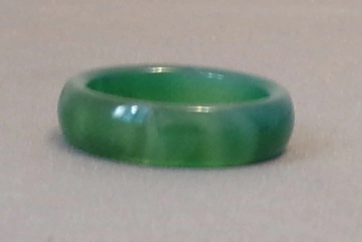 Anillo de moda, sin marca, talla 8, una banda de anillo de plástico simple Foto 1 de 1