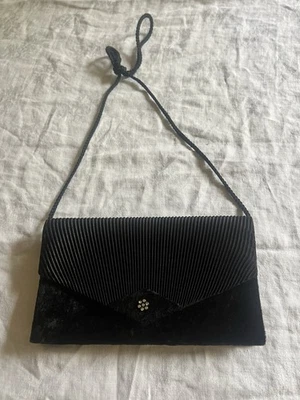 Bolso de noche Sasha New York de terciopelo negro y satén Foto 1 de 4