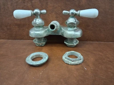 ANTIGUO GRIFO DE BAÑERA CON PATAS DE GRANJA  Foto 1 de 4