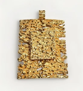 Medaglione ciondolo costume passerella brutalista tono oro grosso firmato CELEBRITY NY vintage - Foto 1 di 23