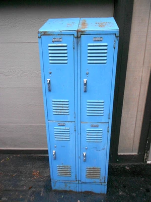 VINTAGE 24 x 71 x 15 in METAL STORAGE -GYM LOCKER BLUE   4 COMPARTMENT LOCKABLE - Image 1 of 4