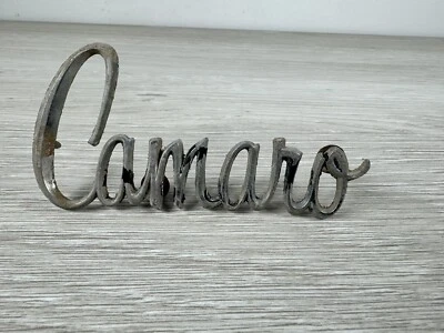 Chevrolet Camaro 1970-1974 #3974594 guardabarros emblema maletero Chevy OEM Foto 1 de 4