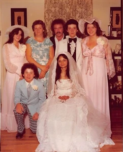 Original Foto 4x5 80er Jahre Brautpaar mit Familie Hochzeit Portrait H317 #20 - Bild 1 von 2