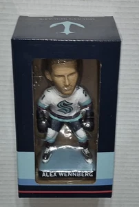 Alex Wennberg Bobblehead Seattle Kraken Hockey NHL SGA 12/12/23 NUOVO CON SCATOLA - Foto 1 di 8