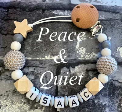 PEACE & QUIET Personalisierter Schnullerclip💎Holz🖤Häkeln, grau🖤Stern💎Mädchen🖤Junge Grobbuchstaben