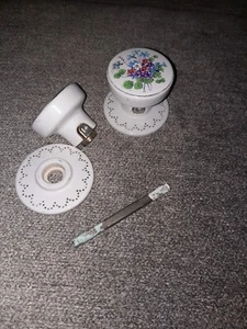 Vintage Paar weiße Keramik Blumenmuster Türknöpfe mit passenden Rosetten - Bild 1 von 5
