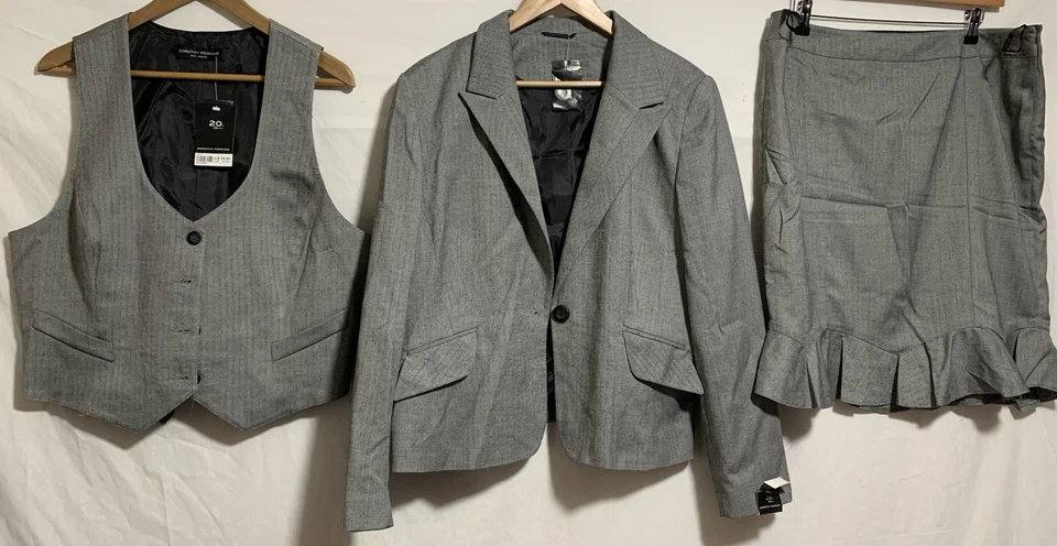 BNWT Dorothy Perkin 3 Piece Business suit Skirt 16/18 , Jacket 20 Waistcoat 20 - Image 1 of 4