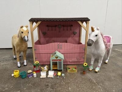 Establo para caballos Our Generation con caballo y unicornio + gallinero y accesorios Foto 1 de 4