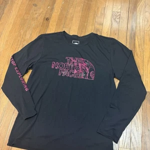 Camisa manga larga The North Face negra y rosa con logotipo talla grande  - Imagen 1 de 6