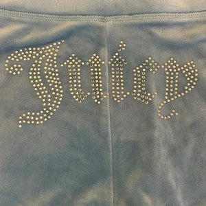 Vintage Y2K Juicy Couture Velourshose babyblau hinten Booty Strass Logo Gr. Small - Bild 1 von 12
