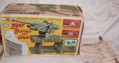 TOPPER TOYS TIGER CANNON AND WALL TOY SET BOXED 1966 - Image 1 of 4