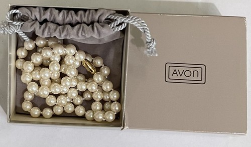OFF WHITE Collana di perle Avon Pearlustre 1985 lunga 30” in scatola ottima