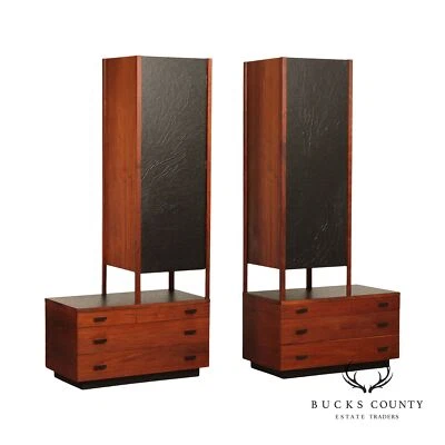 Par de cofres modernos de nogal de mediados de siglo Foto 1 de 4