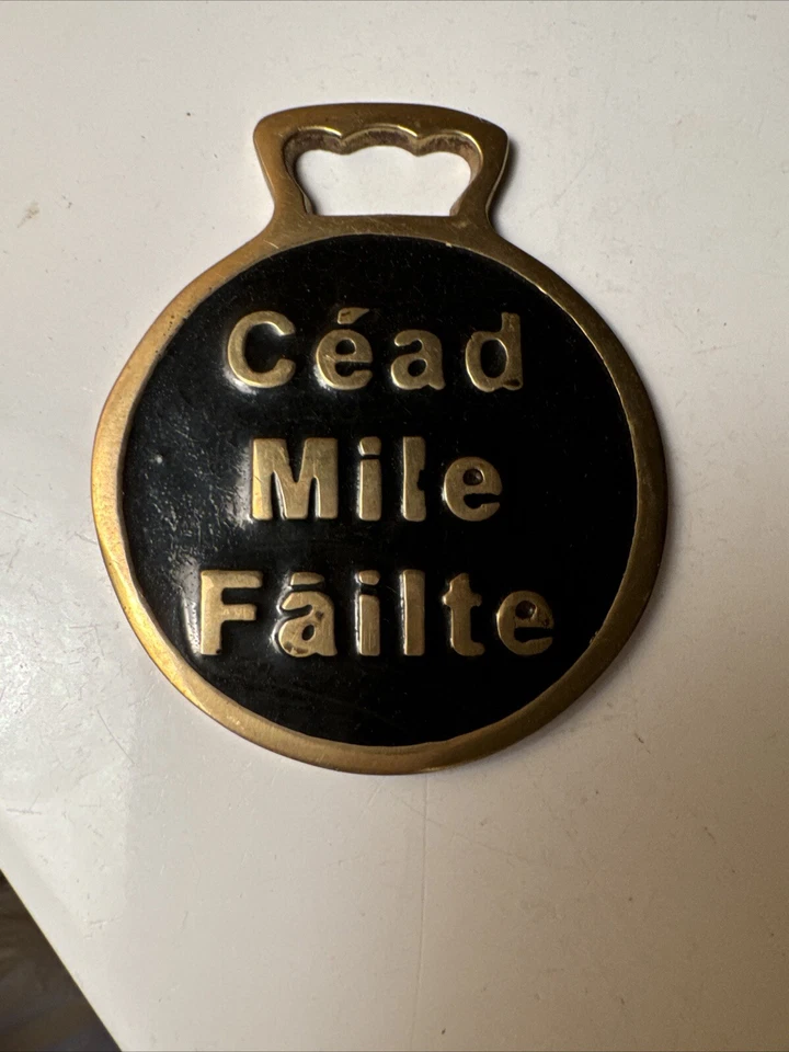 Abridor de botellas vintage Cead Mile Failte, irlandés. Dorado y negro Foto 1 de 4