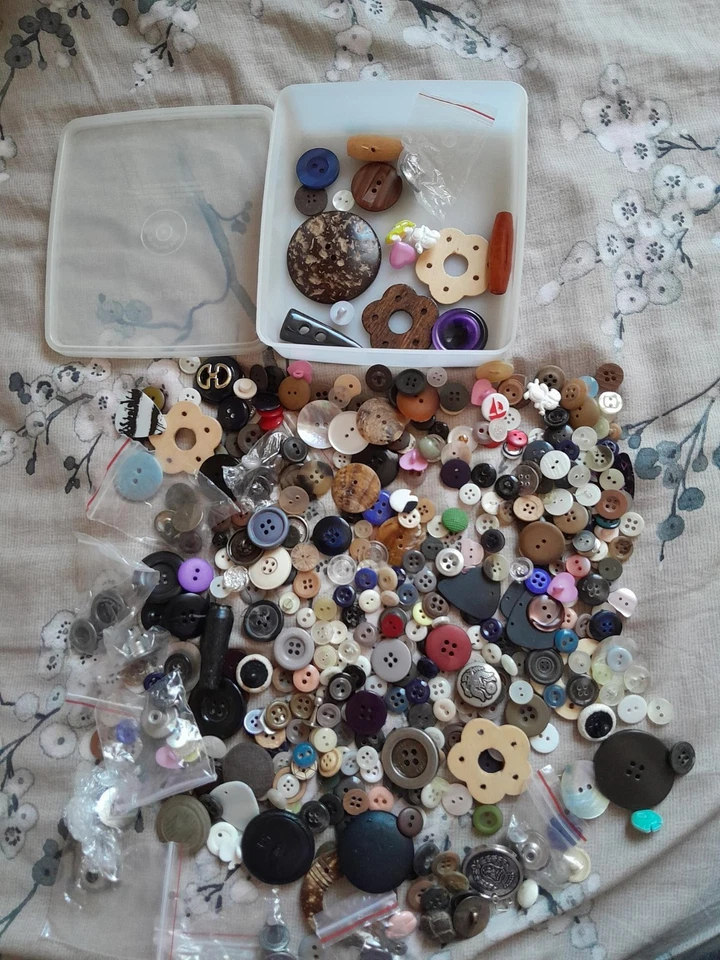 Gros lot boutons et pression mercerie couture loisir créatif + boîte tupperware - Photo 1/1