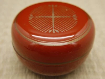 Carrito de té japonés de resina lacada Hira-Natsume con diseño de rama de pino (421) Foto 1 de 4