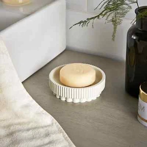 New Modern Luxe Ribbed Resin Soap Dish Compact, Rounded Soap Durable and Stylish - Picture 1 of 3