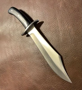 COLTELLO BOWIE DA CACCIA D2 FATTO A MANO PERSONALIZZATO IN ACCIAIO CON GUAINA IN PELLE - Foto 1 di 1