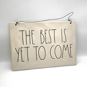 Rae Dunn "The Best Is Yet To Come" Keramik Wandbehang Spruch Schild Wohndeko - Bild 1 von 4