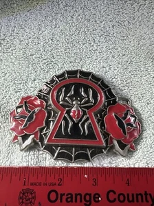 Fibbia per cintura 3D argento metallo NERO E ROSSO RAGNO VEDOVA NERA ADATTA PER CINTURA 1 1/2" - Foto 1 di 2