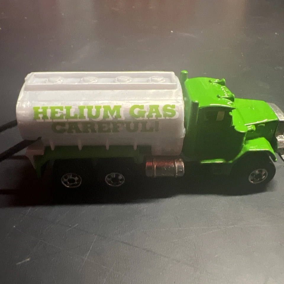 Nuevo camión cisterna de helio Mattel Peterbuilt 1979 Hot Wheels con dos mangueras fundido a presión Foto 1 de 4