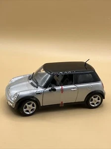 Maisto Mini Cooper 1:18 Diecast Model 1:18 Silver Preowned - Picture 1 of 19