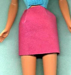 BAMBOLA BARBIE GONNA CORTA IN PELLE FATTA A MANO - VESTITI IN VERA PELLE SCAMOSCIATA ROSA CALDO - Foto 1 di 3