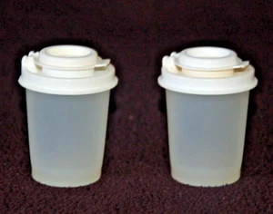 Tupperware Midget Sal y Pimienta Shakers ~ Tapas Blancas ~ #1503 - Imagen 1 de 2