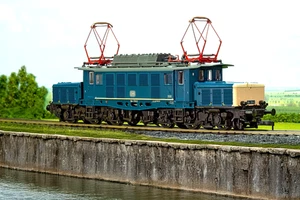 Roco 43715 1:87 H0 Güterzug-E-Lok DB 194 ozeanblau-beige Ep.IV, DC, Vitrine, OVP - Bild 1 von 9
