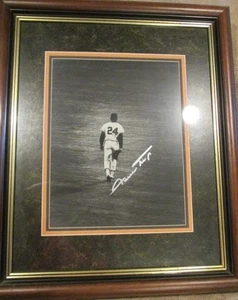 WILLIE MAYS 11" x 14" Photo Framed With Signed Bat - Picture 1 of 3