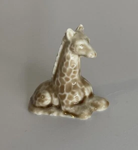 Estatuilla de jirafa marrón Wade Whimsies té rosa roja - Imagen 1 de 3