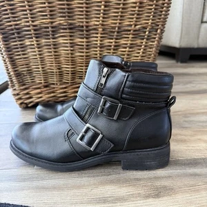Botines b.ø.c Negros Correa Hebilla Estilo Moto Talla 11M - Excelente Estado - Imagen 1 de 8